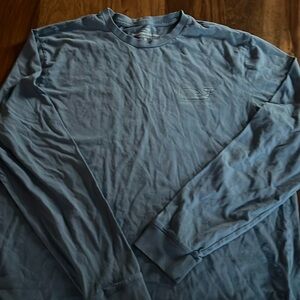 Men’s medium vineyard vines long sleeve t shirt.